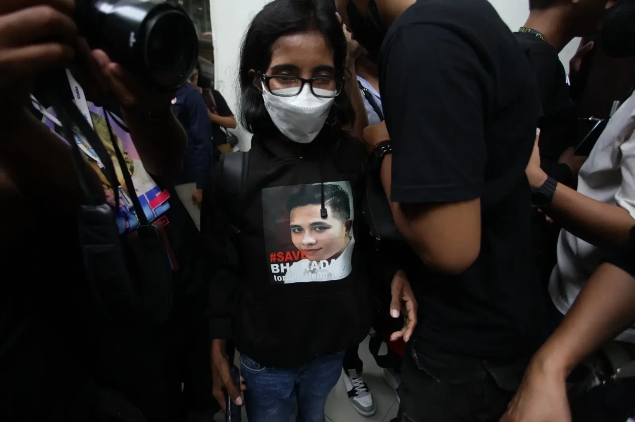 Pendukung Harap Hakim...