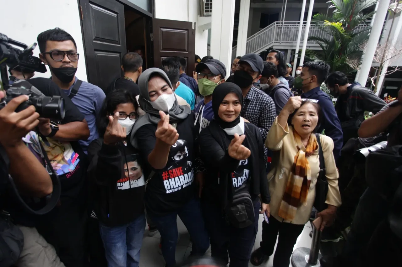 Pendukung Harap Hakim...