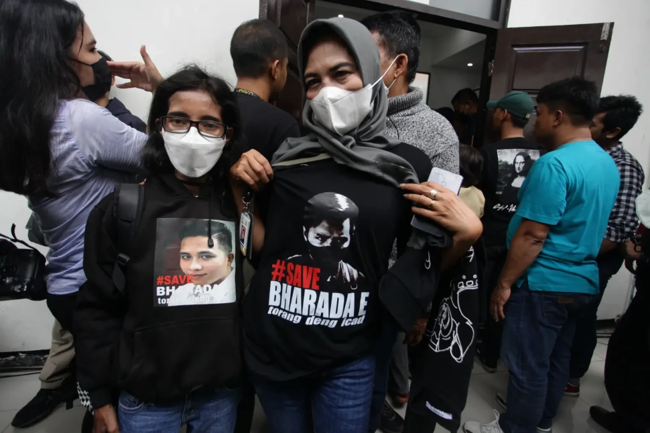 Pendukung Harap Hakim...