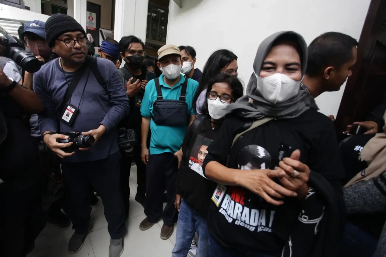 Pendukung Harap Hakim...