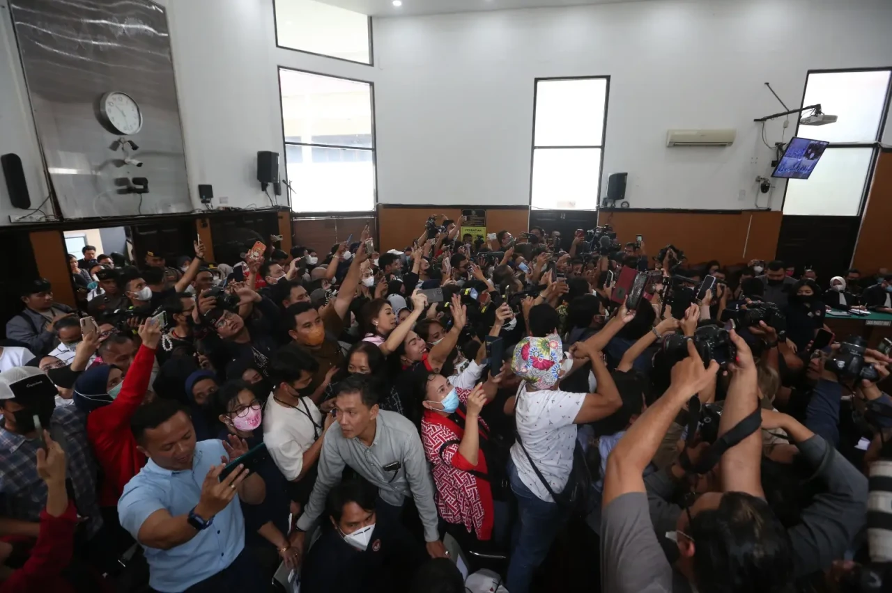 Membludak, Pendukung...