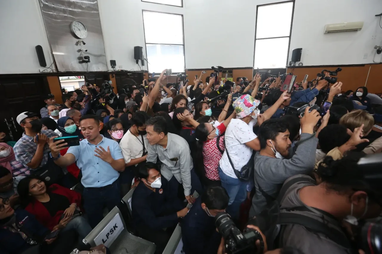 Membludak, Pendukung...