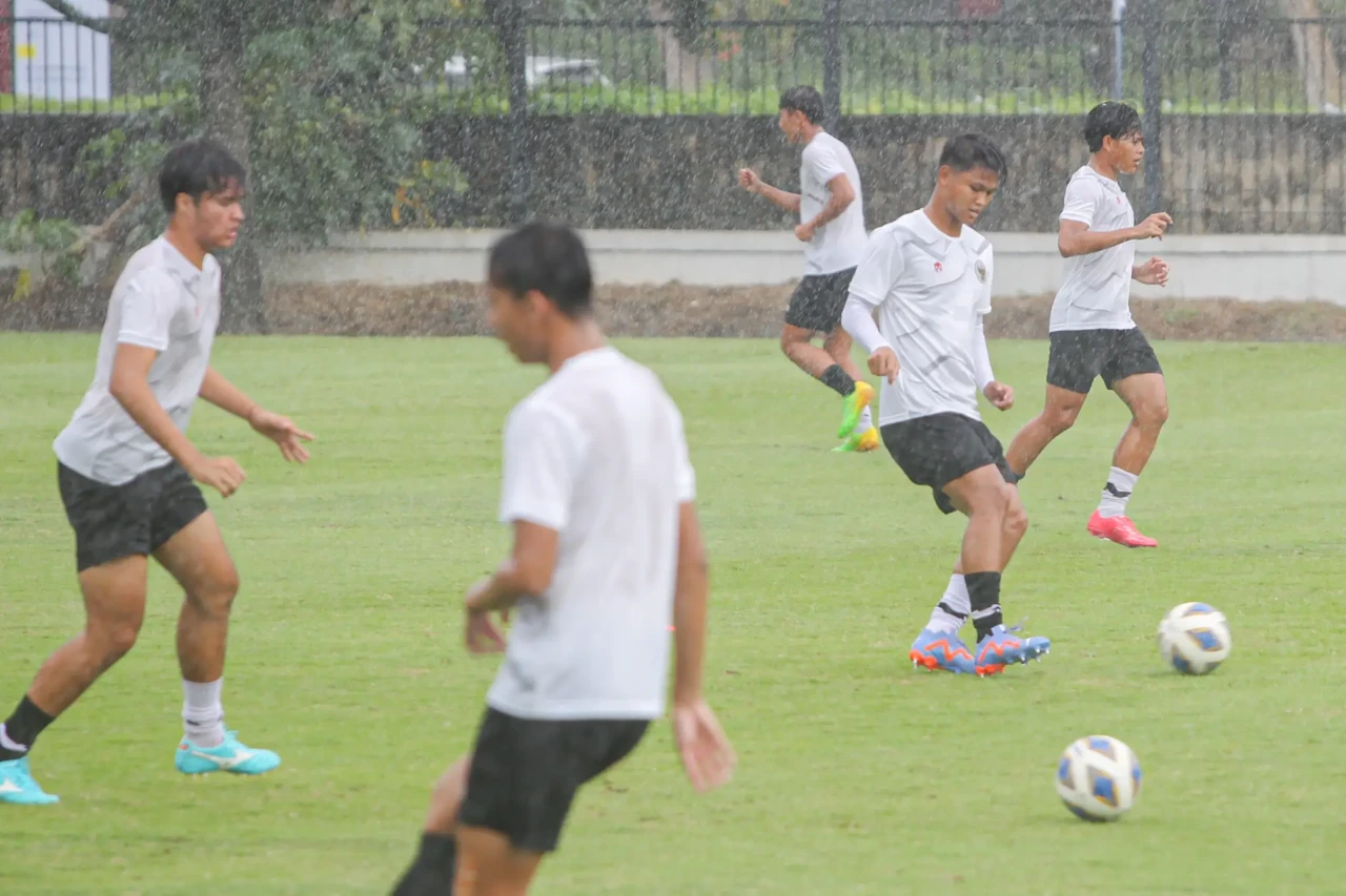 Latihan Timnas Indonesia...