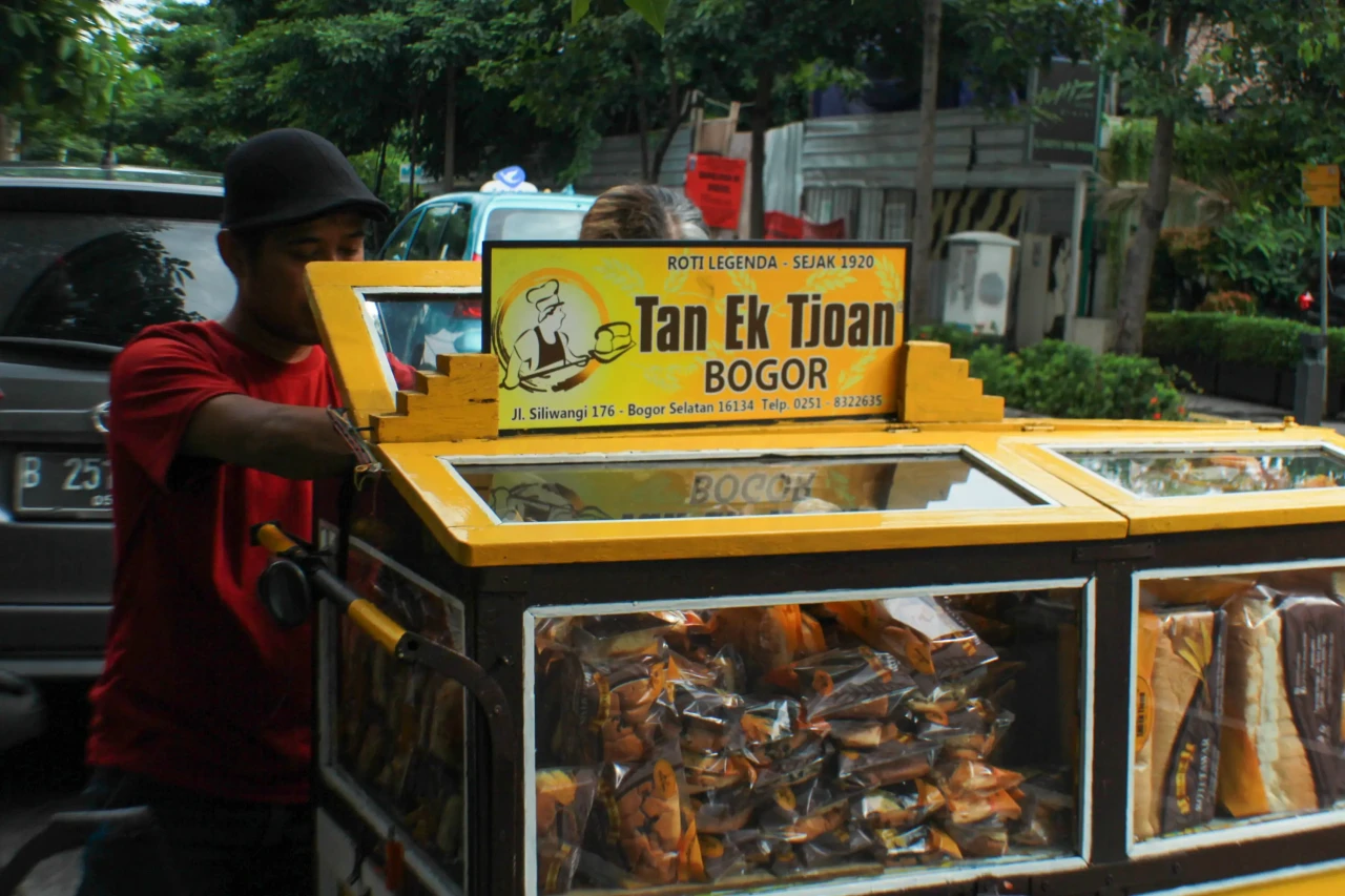 Menikmati Roti Legendaris...
