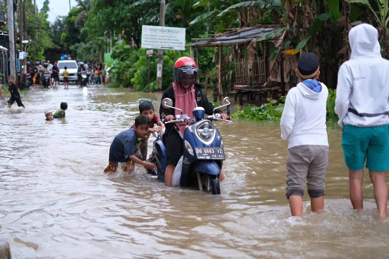 Banjir Genangi Kawasan...