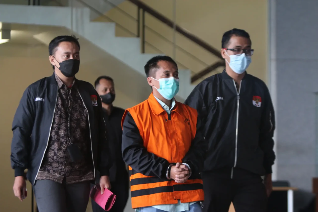 KPK Tahan Pengurus Yayasan...