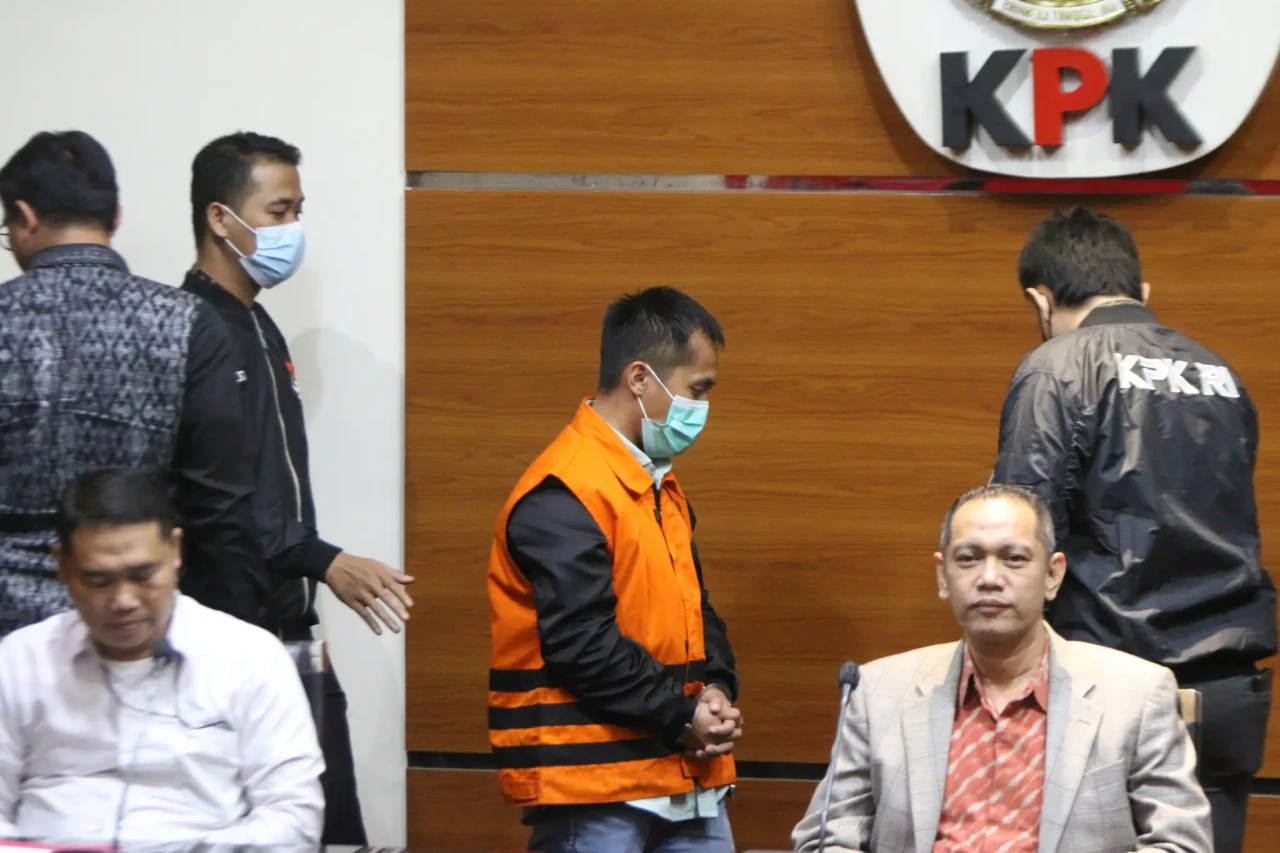 KPK Tahan Pengurus Yayasan...