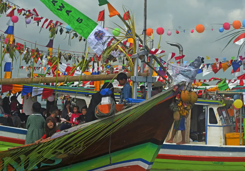 Perahu Hias Meriahkan...