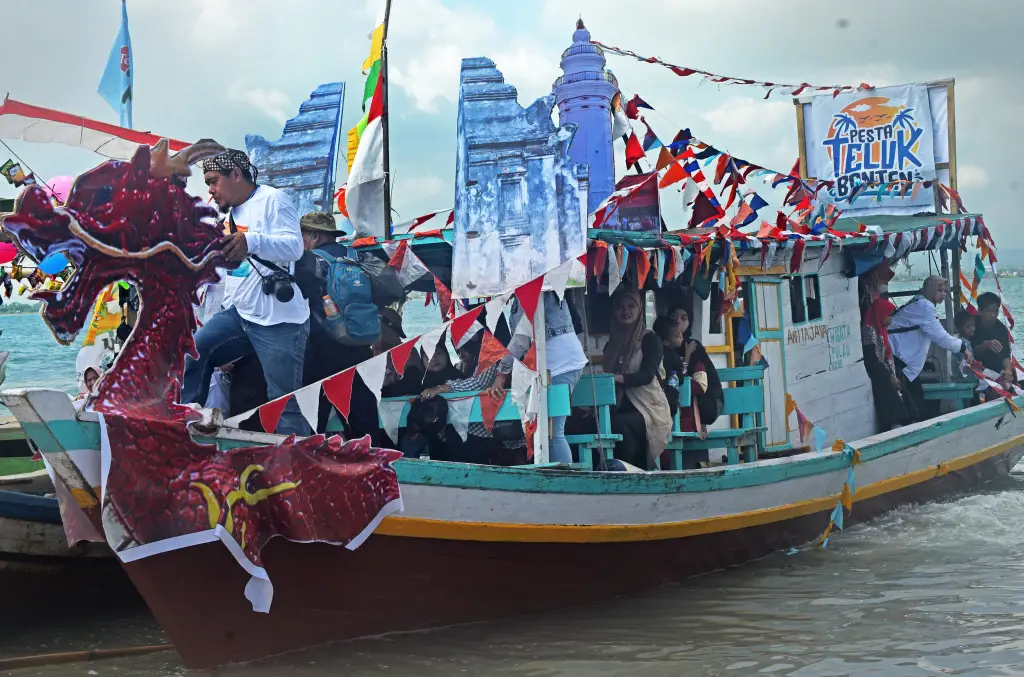 Perahu Hias Meriahkan...