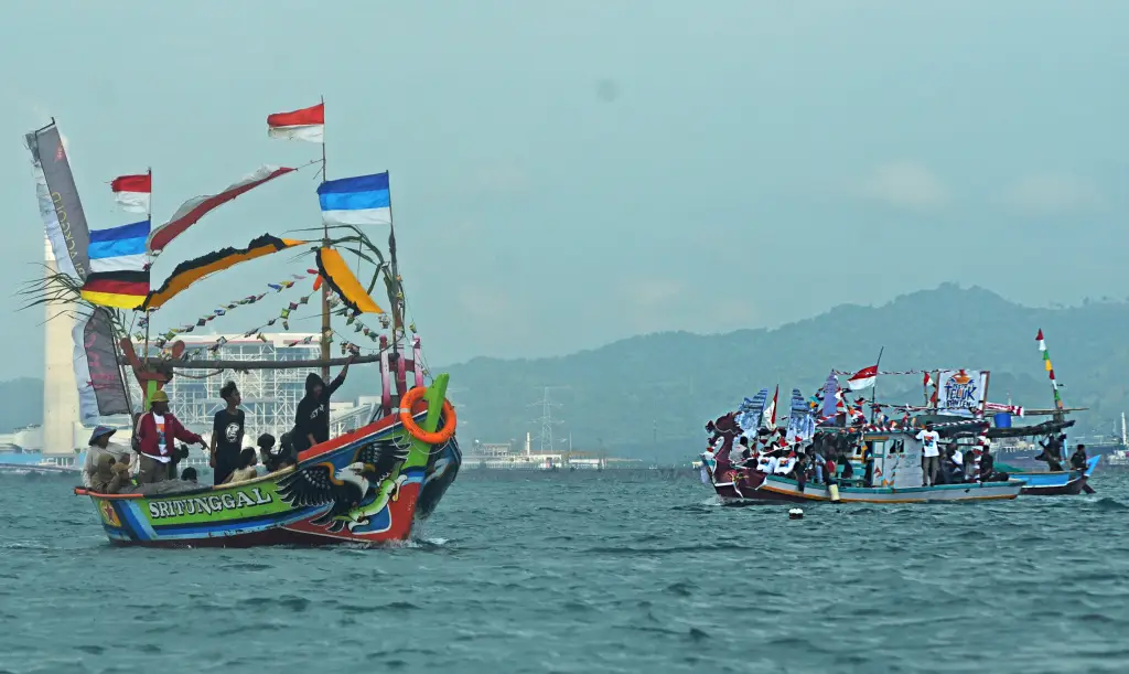 Perahu Hias Meriahkan...