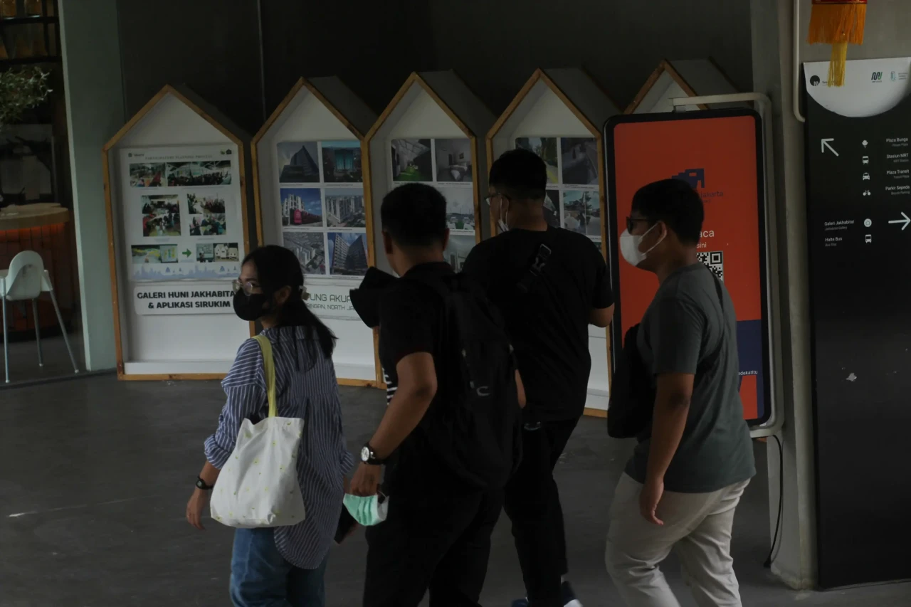 Mengunjungi Taman Literasi...