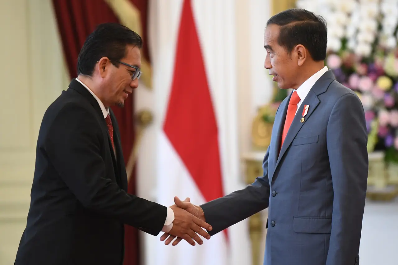 Presiden Jokowi Menerima...