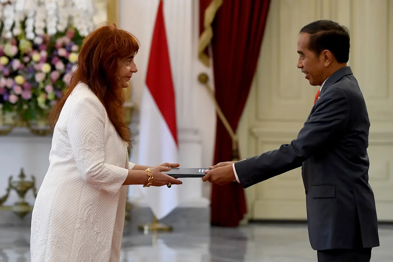 Presiden Jokowi Menerima...
