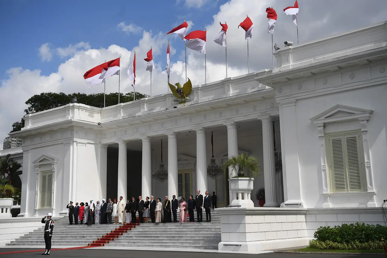 Presiden Jokowi Menerima...