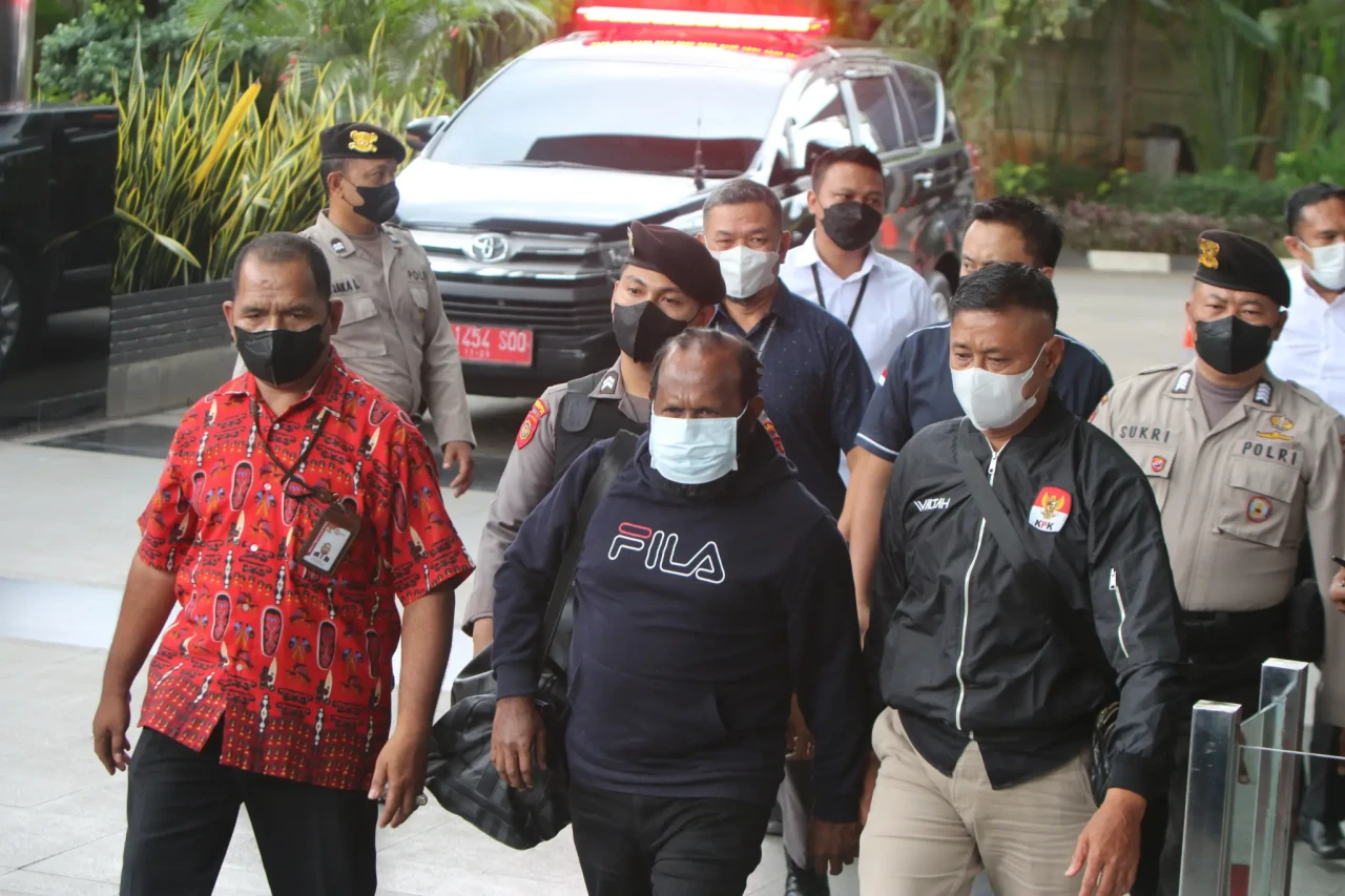 KPK Tangkap Bupati Mamberamo...