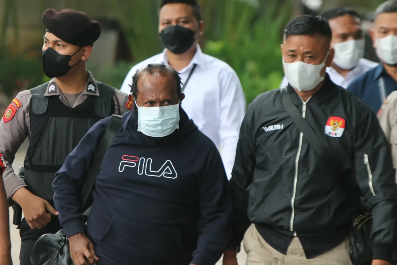 KPK Tangkap Bupati Mamberamo...
