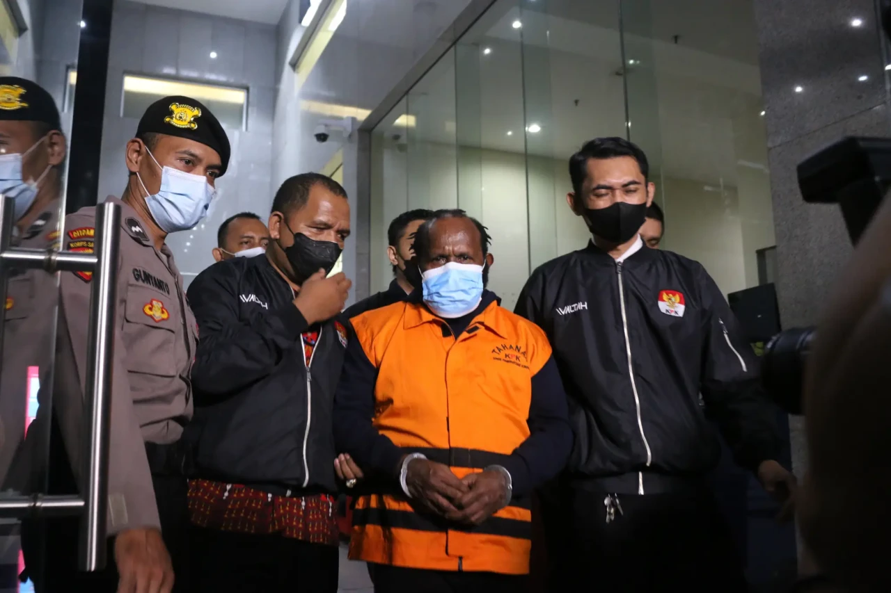 KPK Tahan Bupati Nonaktif...
