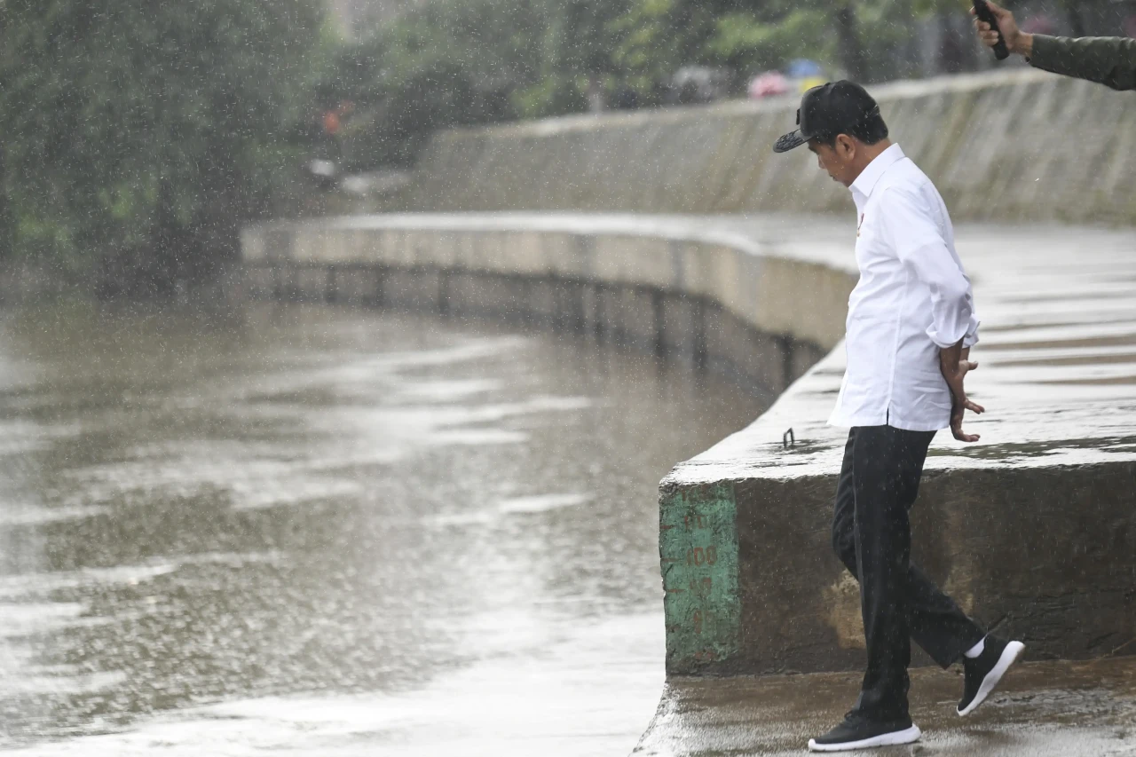 Presiden Jokowi Tinjau...