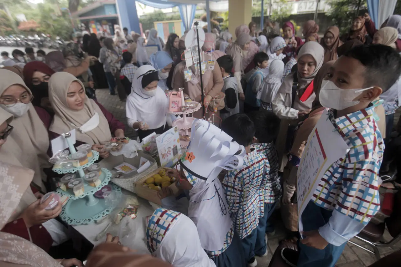 Latih Siswa Berwirausaha,...