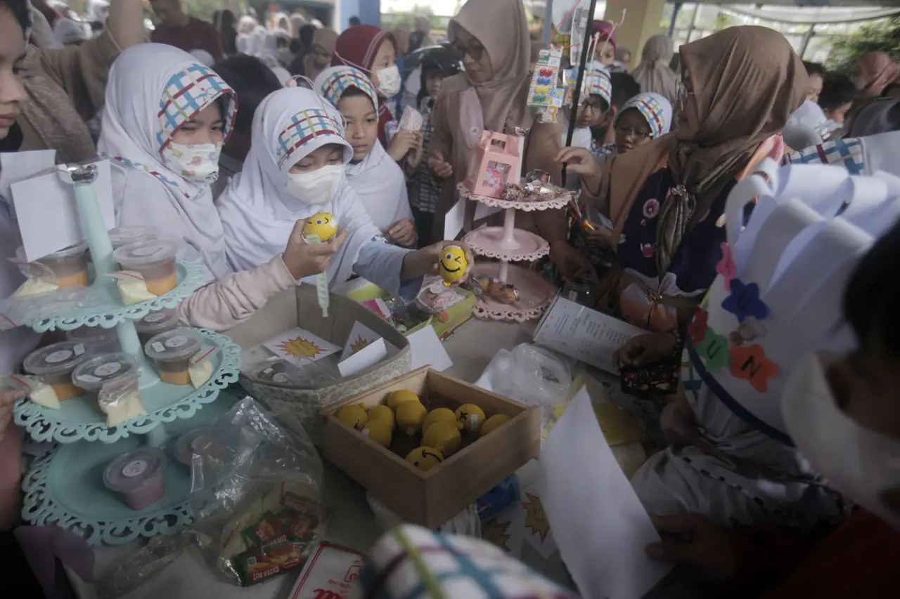 Latih Siswa Berwirausaha,...