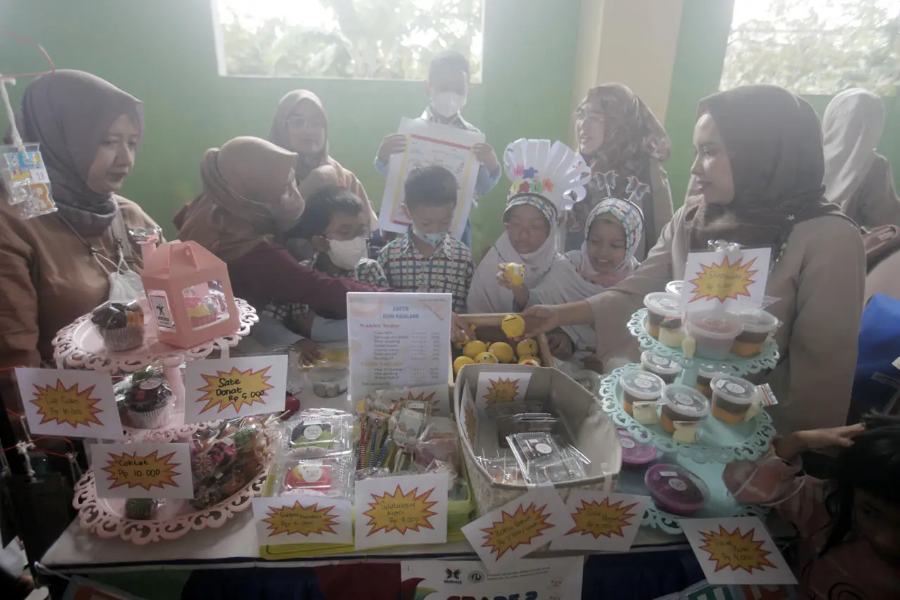 Latih Siswa Berwirausaha,...
