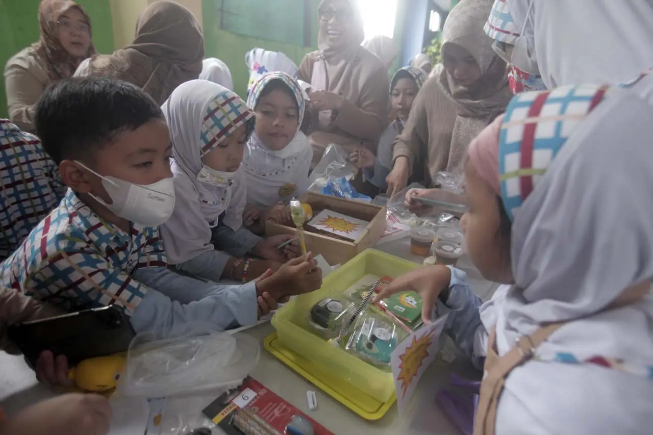 Latih Siswa Berwirausaha,...