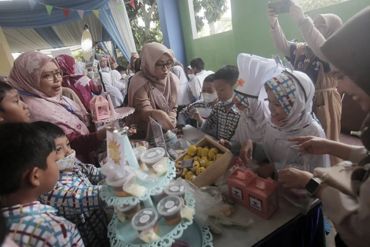Latih Siswa Berwirausaha,...