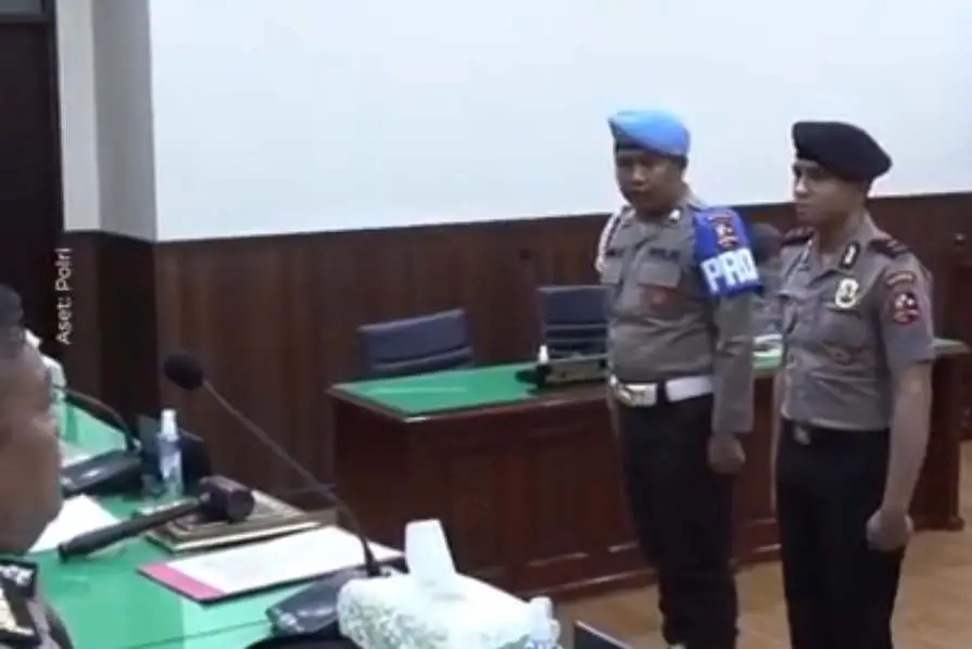 Berseragam Polri, Begini...