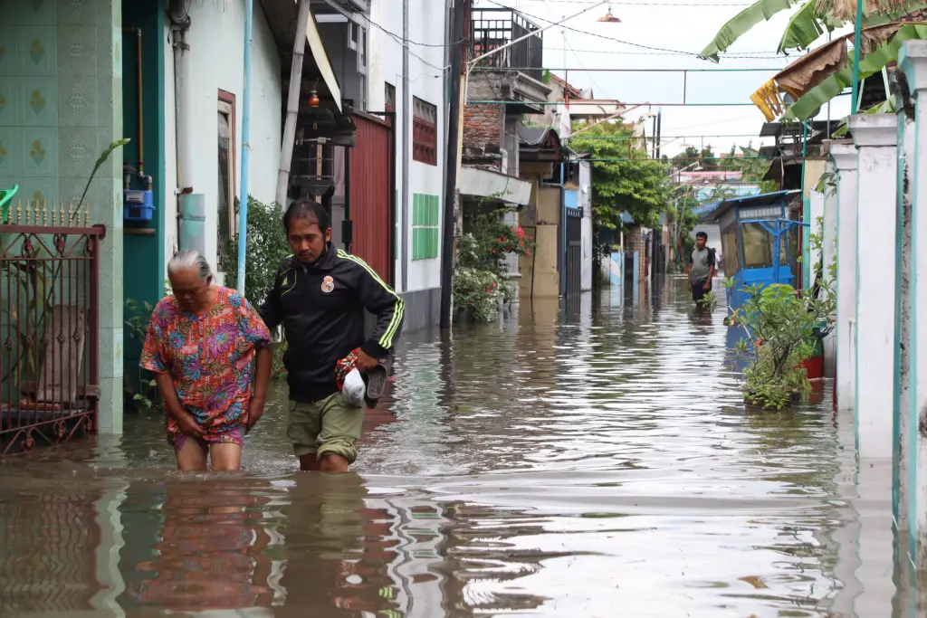 Banjir Genangi 4 Kecamatan...
