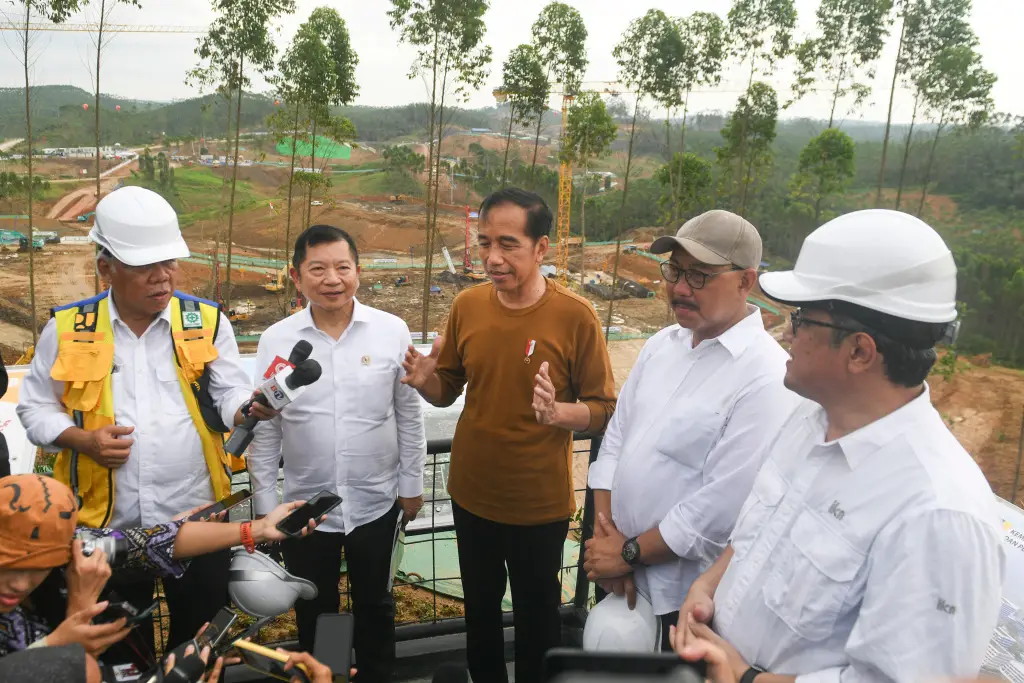 Jokowi Tinjau Pembangunan...