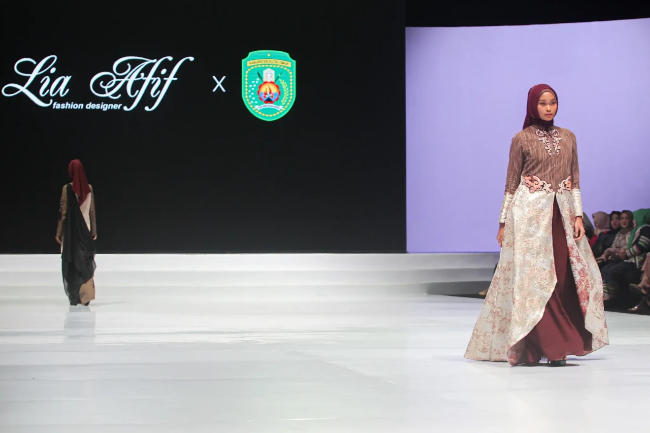 Potret Busana Lia Afif...