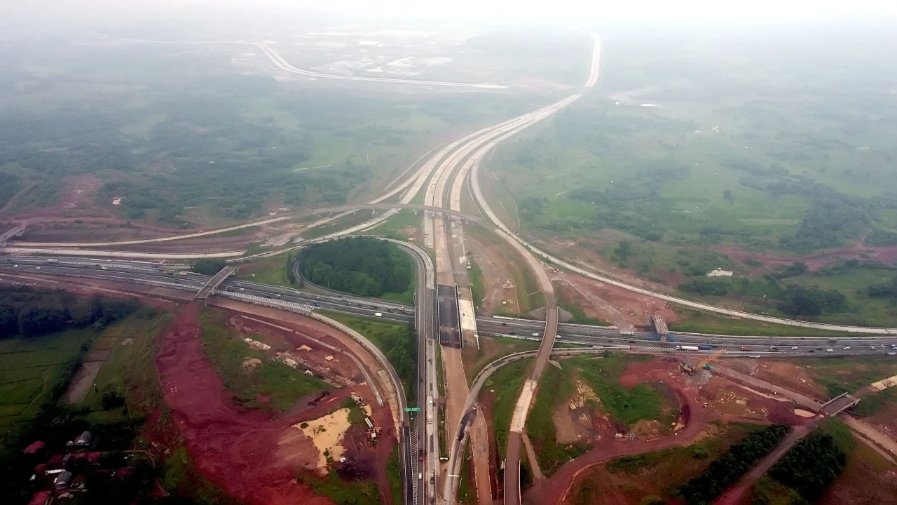 Jalan Tol Japek II Selatan...