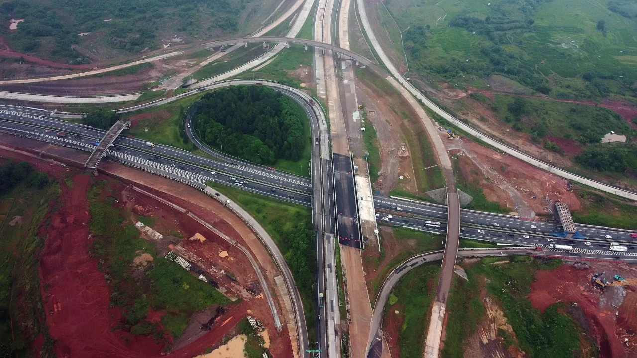 Jalan Tol Japek II Selatan...