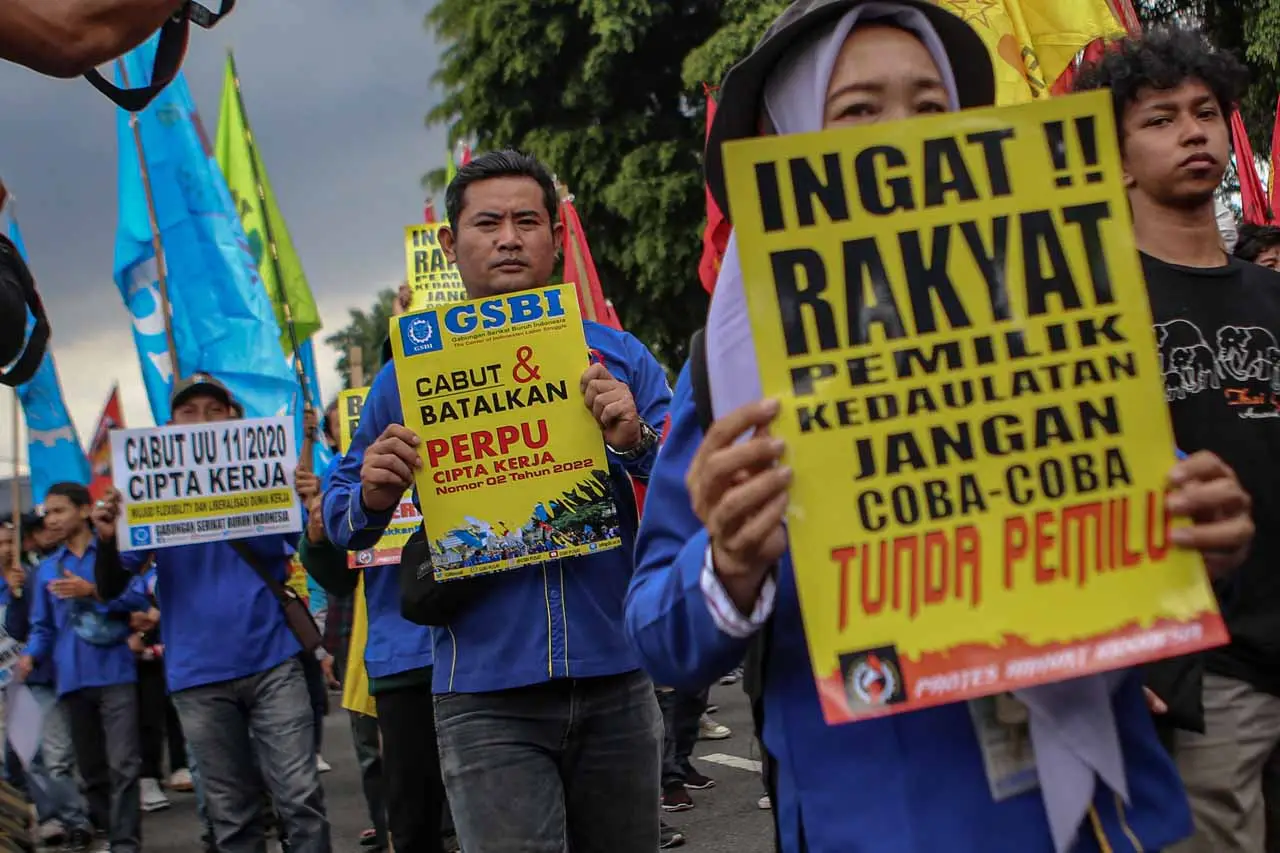 Aksi Tolak Perppu Cipta...