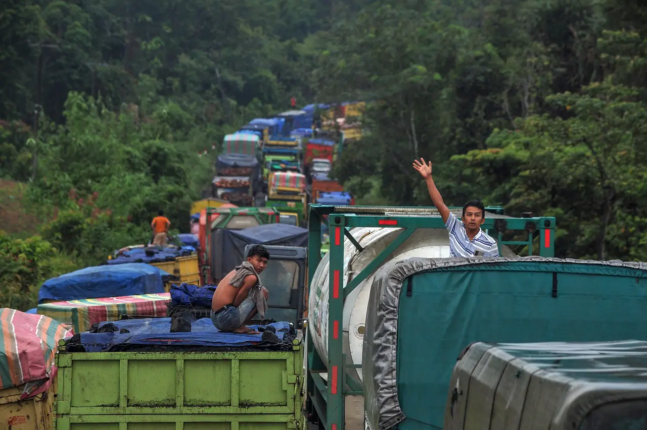 Macet Total 20 Jam,...