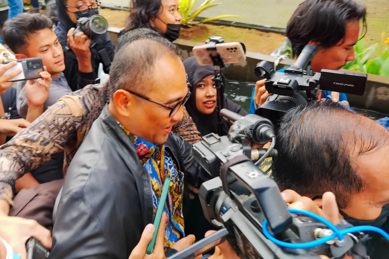 Usai Diperiksa KPK,...