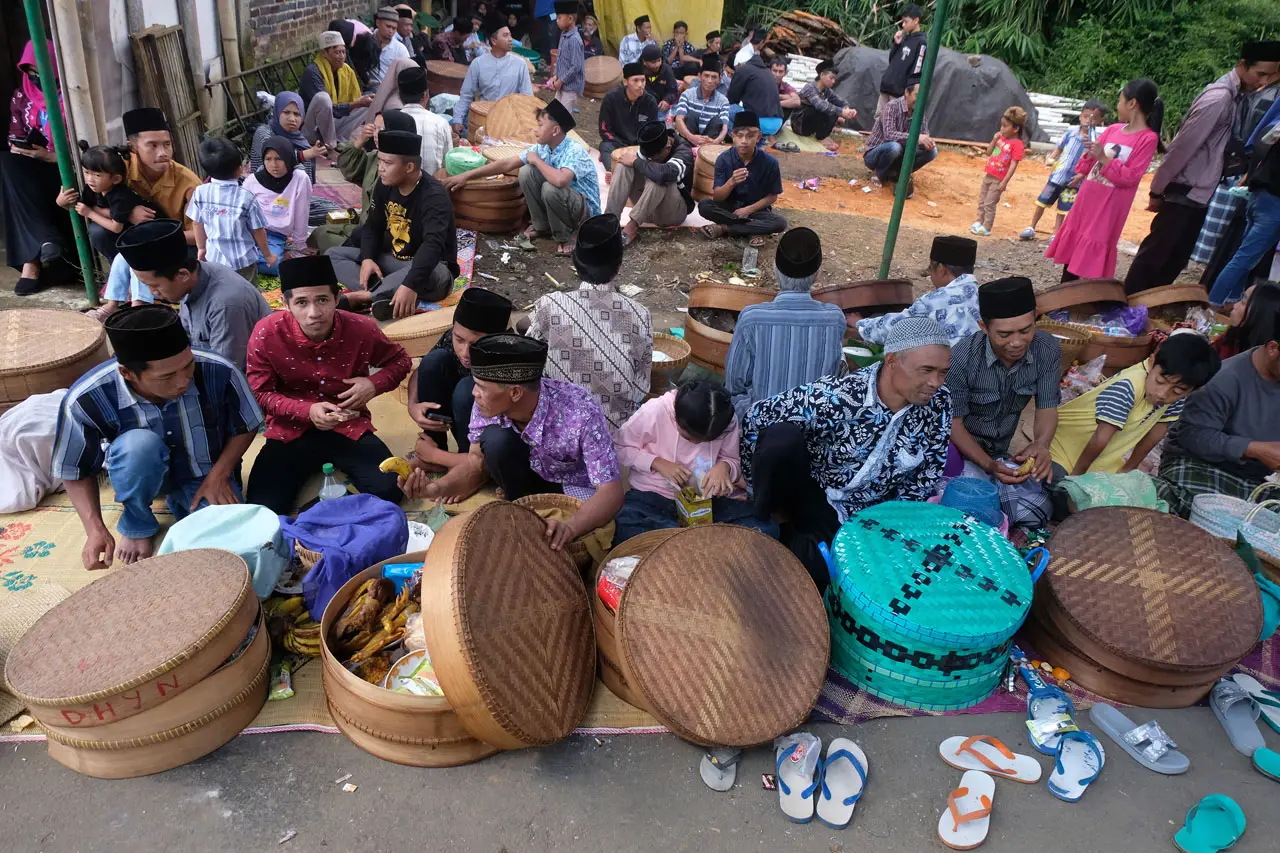 Jaga Kerukunan, Warga...