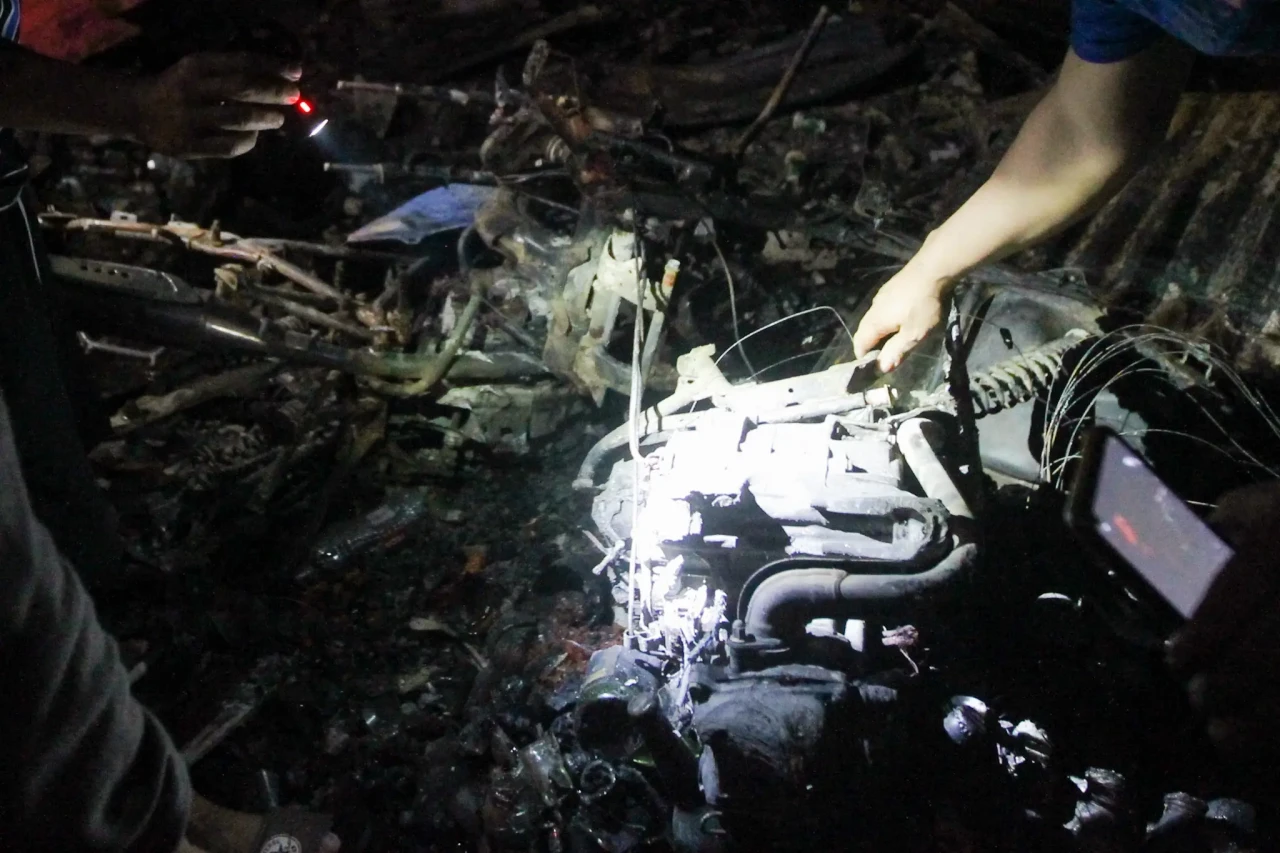 Mobil Warga Hangus Terbakar...