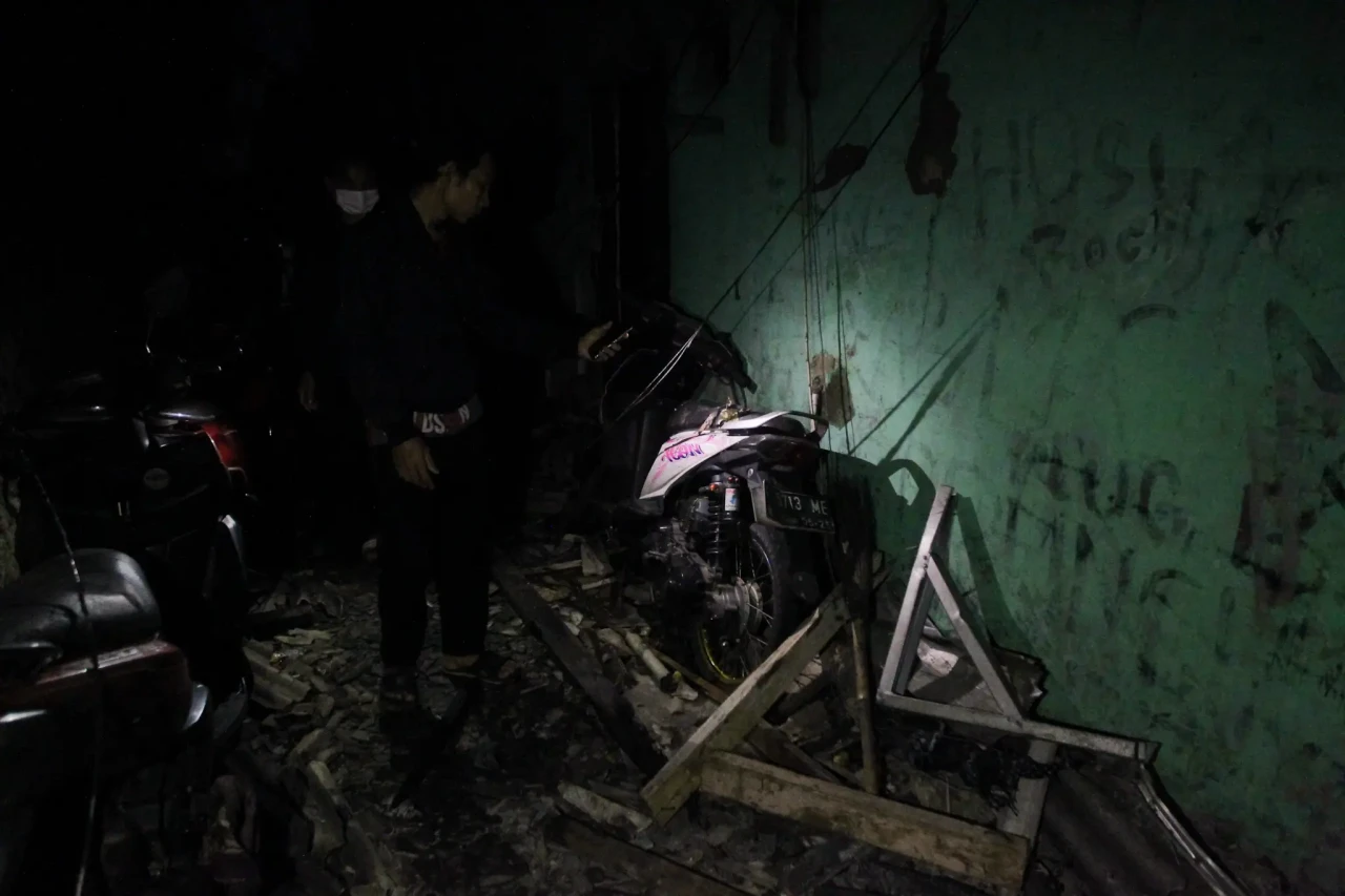 Mobil Warga Hangus Terbakar...