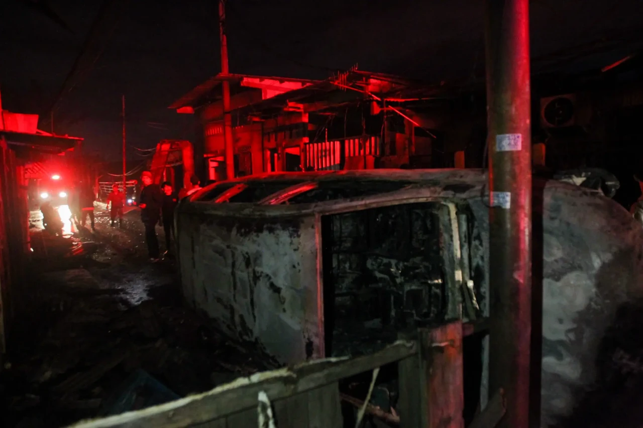Mobil Warga Hangus Terbakar...