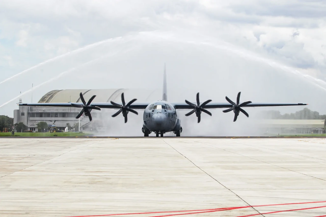 Pesawat C-130J Super...
