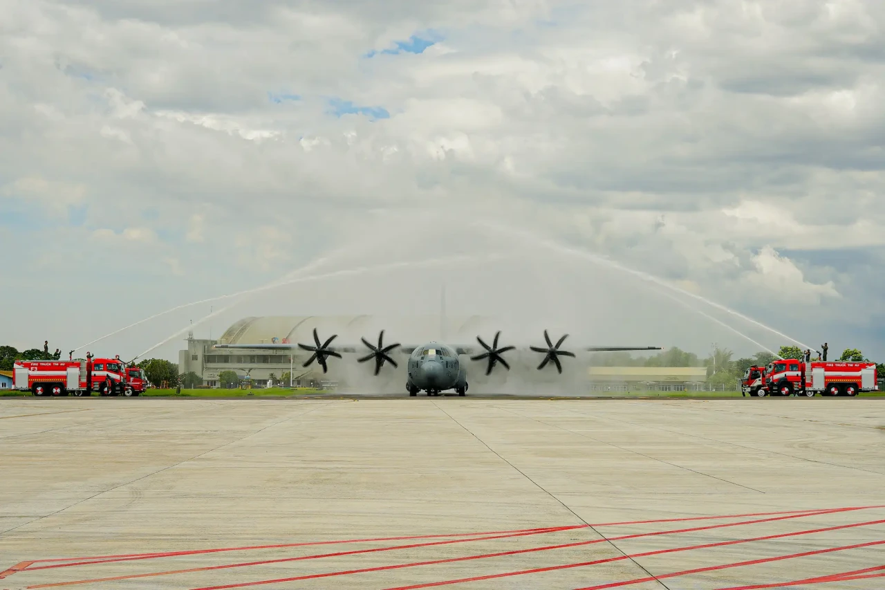 Pesawat C-130J Super...