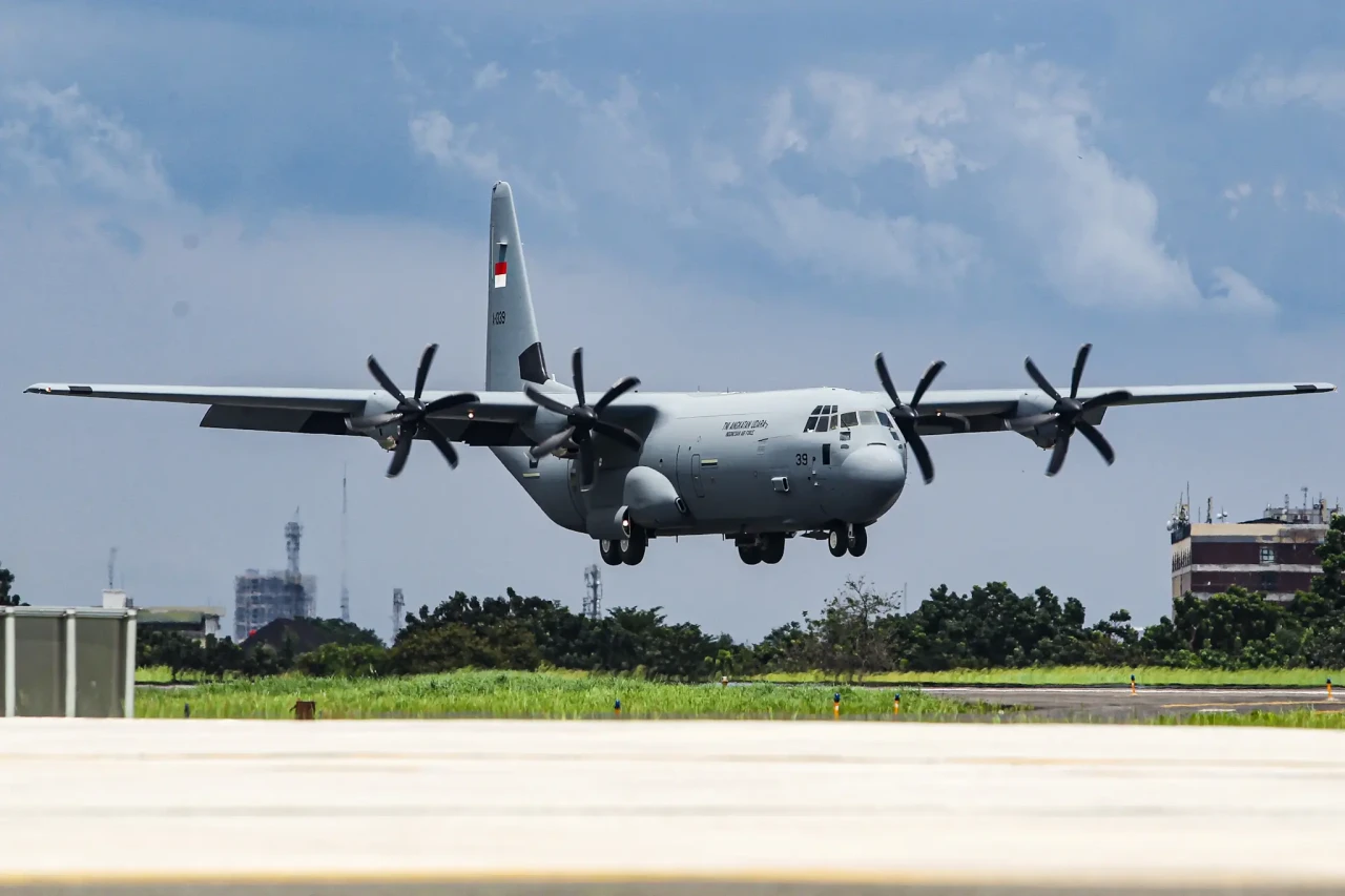Pesawat C-130J Super...