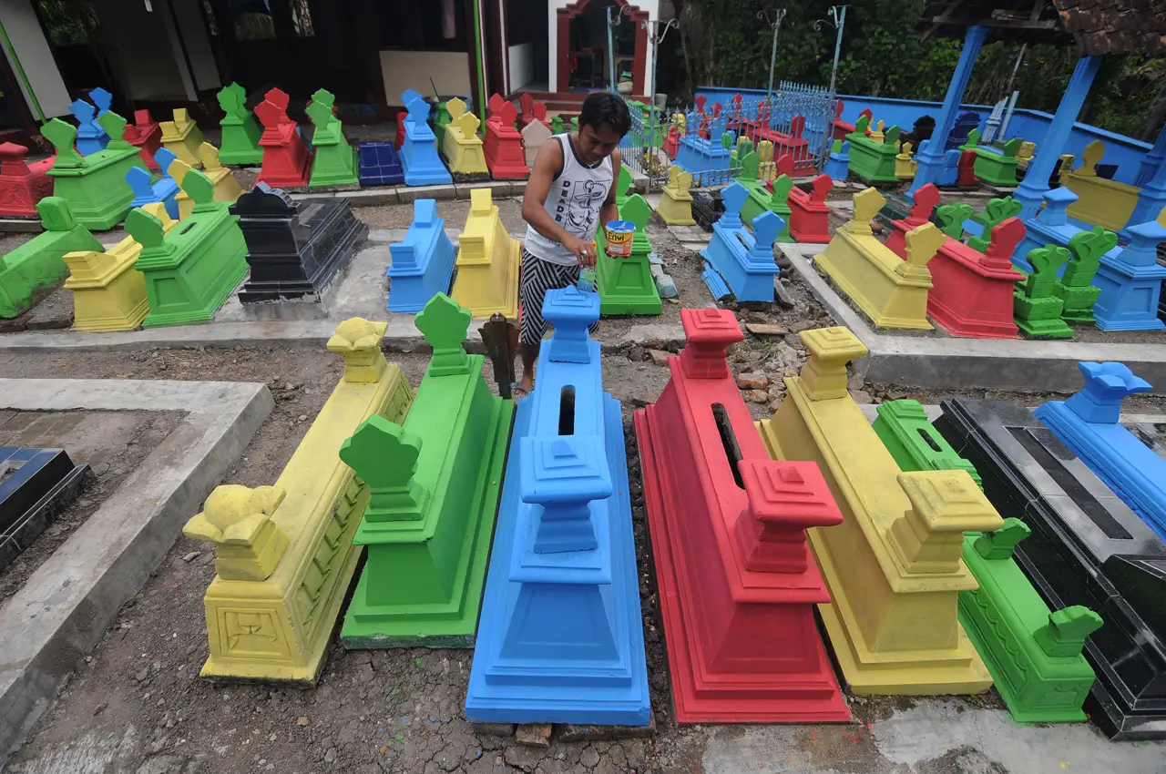 Melihat Makam Warna-Warni...