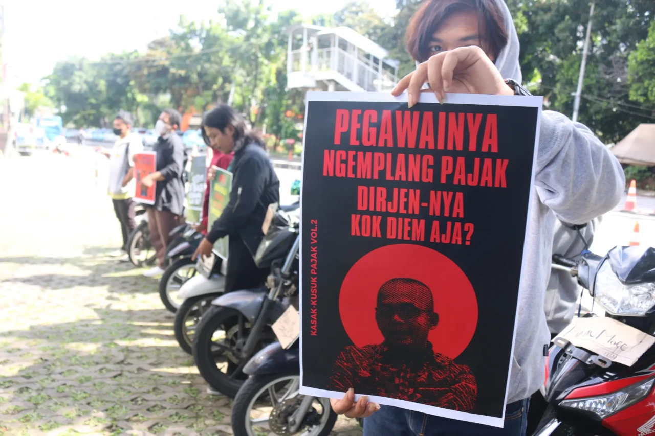 Aksi Unjuk Rasa Desak...