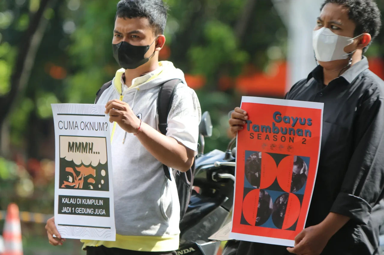 Aksi Unjuk Rasa Desak...
