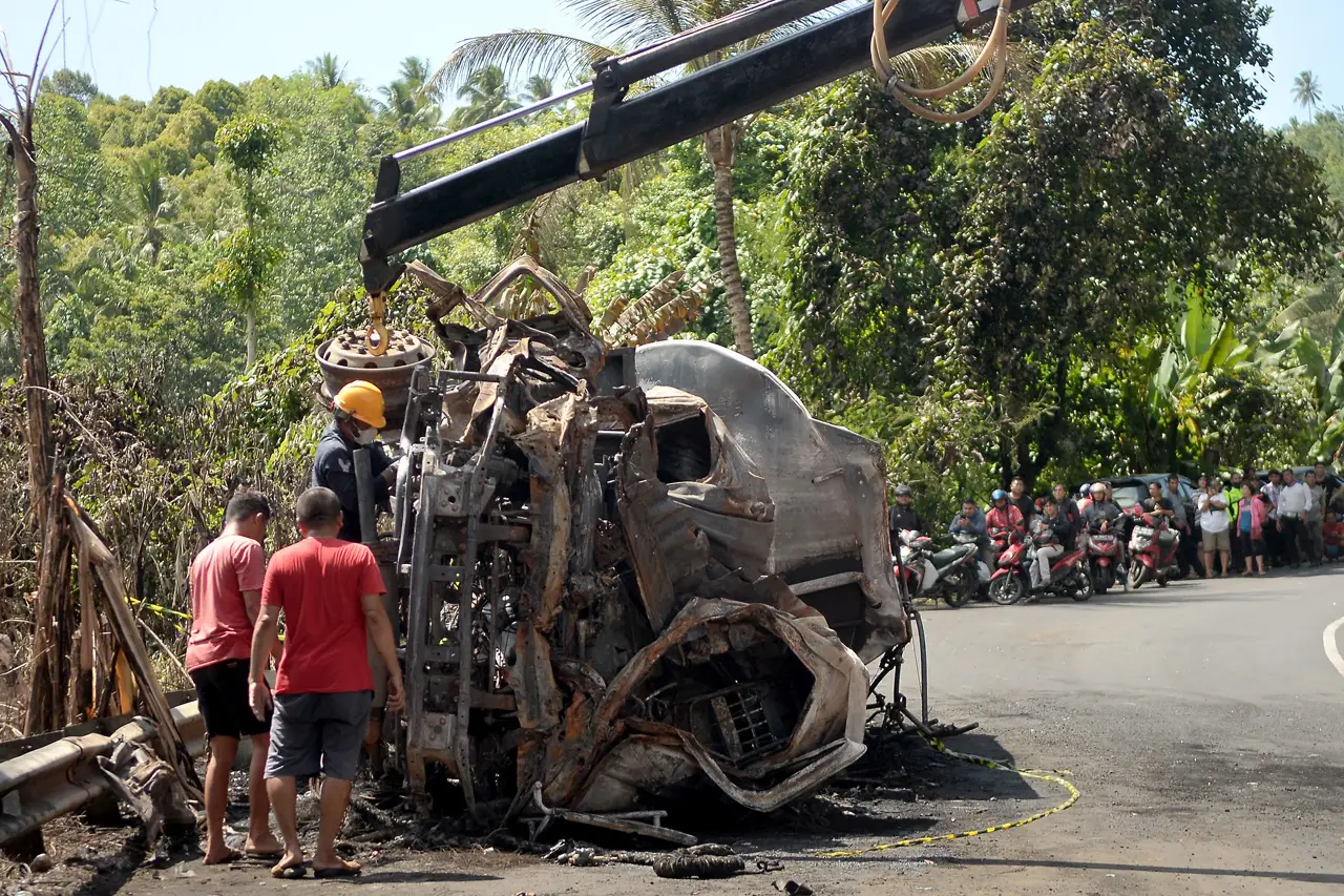 Evakuasi Truk Tangki...