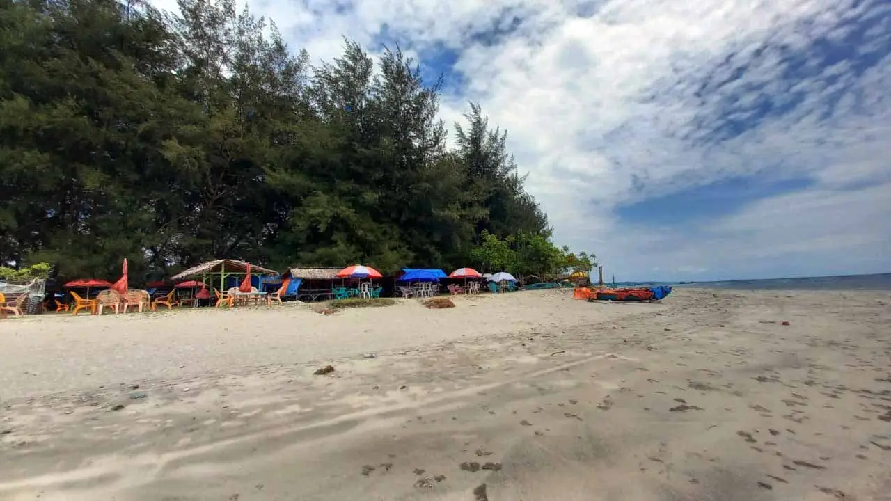 Pesona Pantai Pasia...