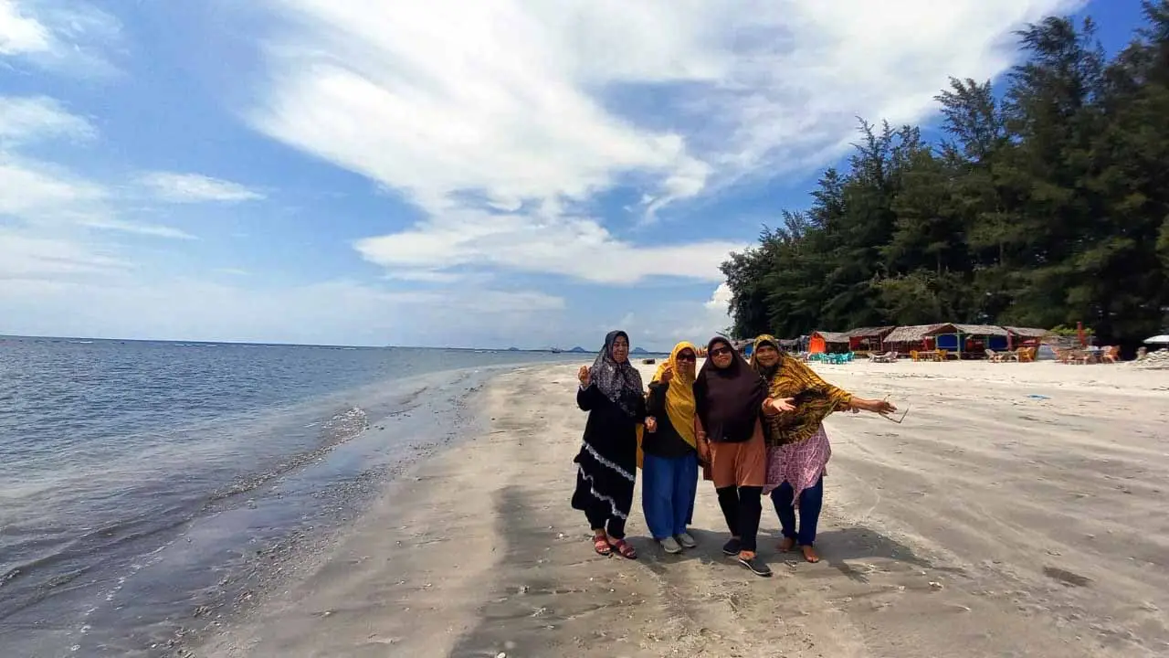 Pesona Pantai Pasia...
