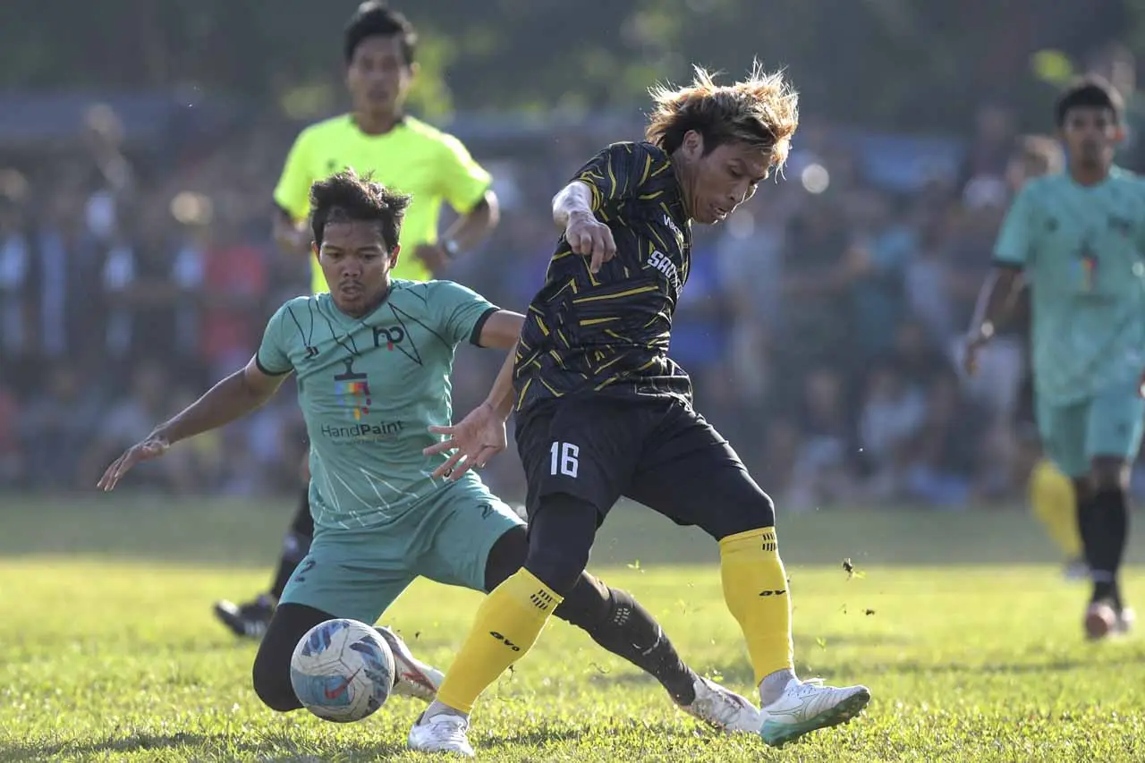Aksi Pesepak Bola Liga...